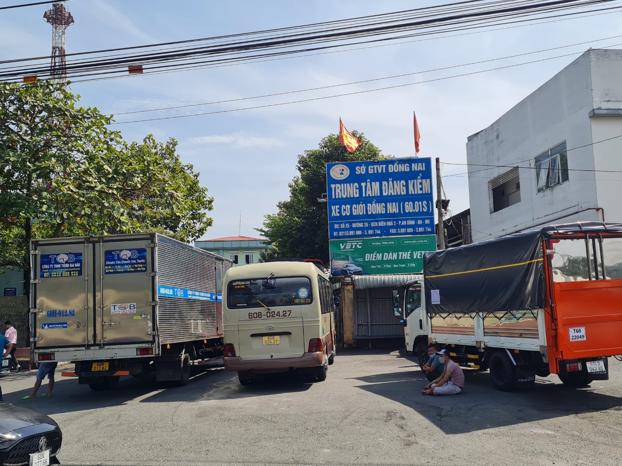 Xe ô tô từ TP.HCM đổ về các tỉnh lân cận xếp hàng dài chờ đăng kiểm