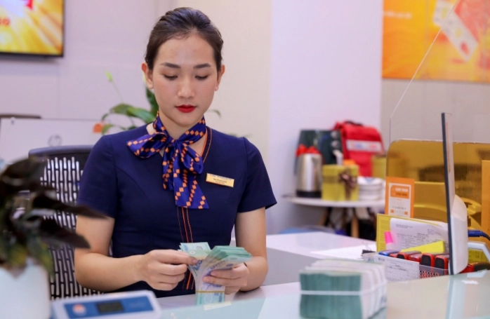 Tăng trưởng tín dụng gấp đôi huy động vốn, áp lực thanh khoản đè nặng ngành ngân hàng