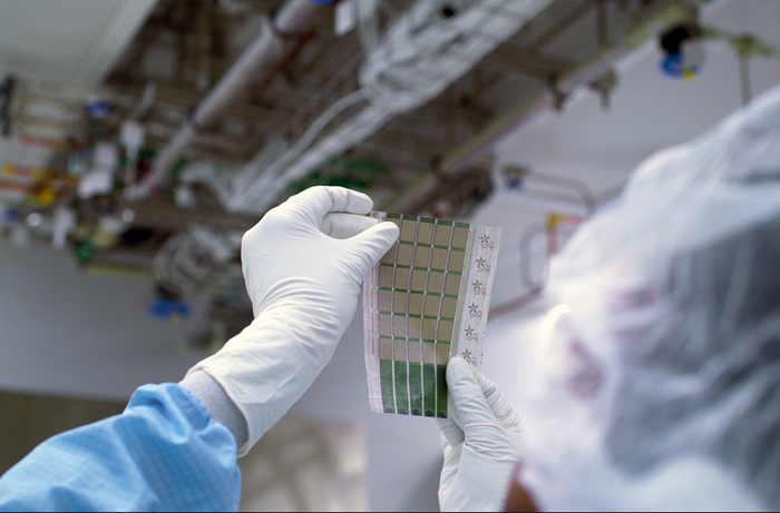 Thế giới sắp có pin năng lượng mặt trời siêu mỏng, hiệu suất vượt trội