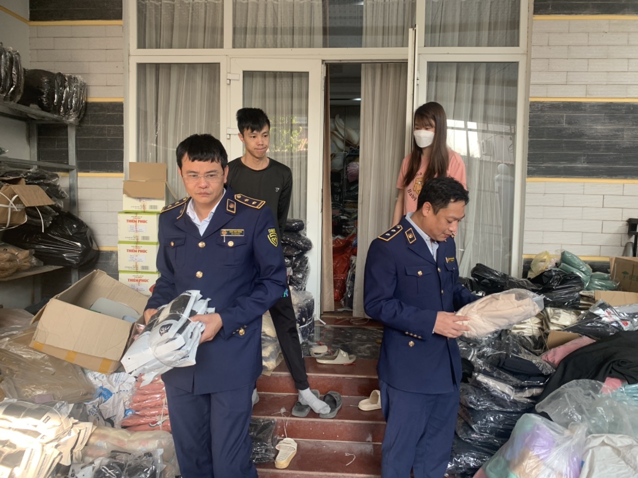 Xử phạt cơ sở có hành vi kinh doanh hàng hóa giả mạo nhãn hiệu nổi tiếng