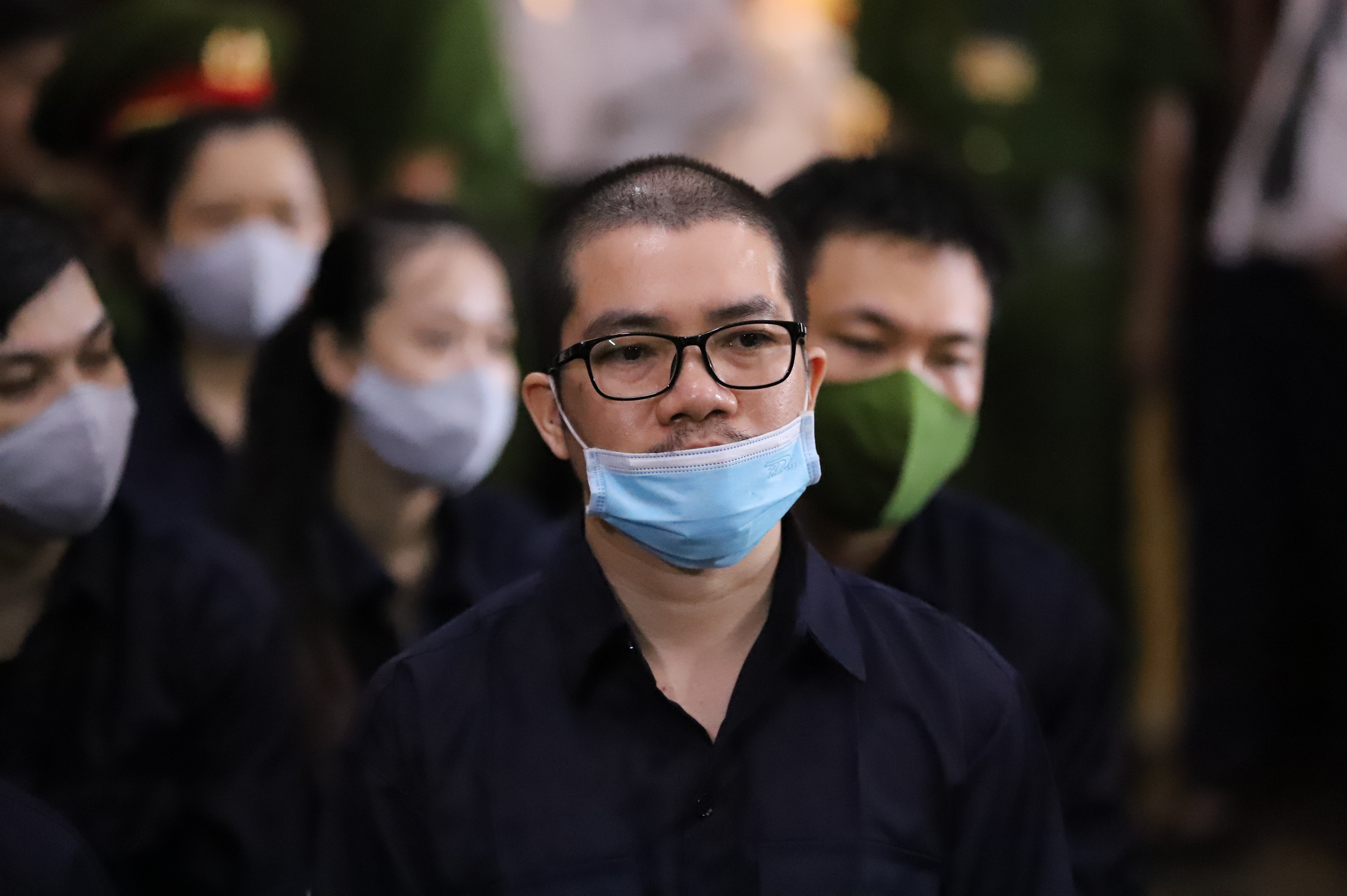 Cựu CEO Alibaba được nhận lại 2 hộp chứa 20 thỏi kim loại màu vàng