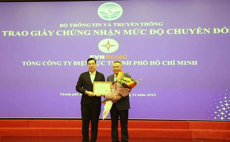 Bộ TTTT cấp “Chứng nhận chuyển đổi số doanh nghiệp” đầu tiên cho EVNHCMC