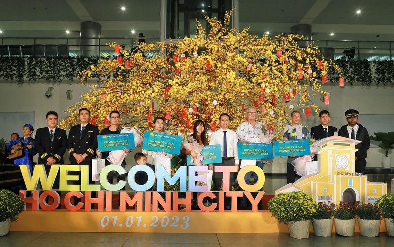 Vietnam Airlines cùng 6 tỉnh thành đồng loạt đón khách đầu tiên của năm 2023