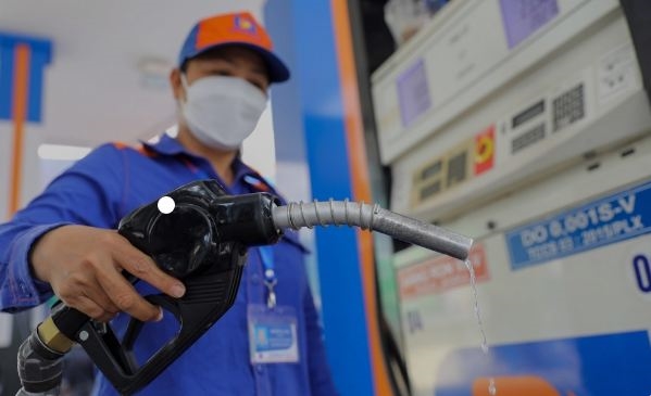 Giá xăng tăng từ 300-350 đồnglít sau 4 lần giảm