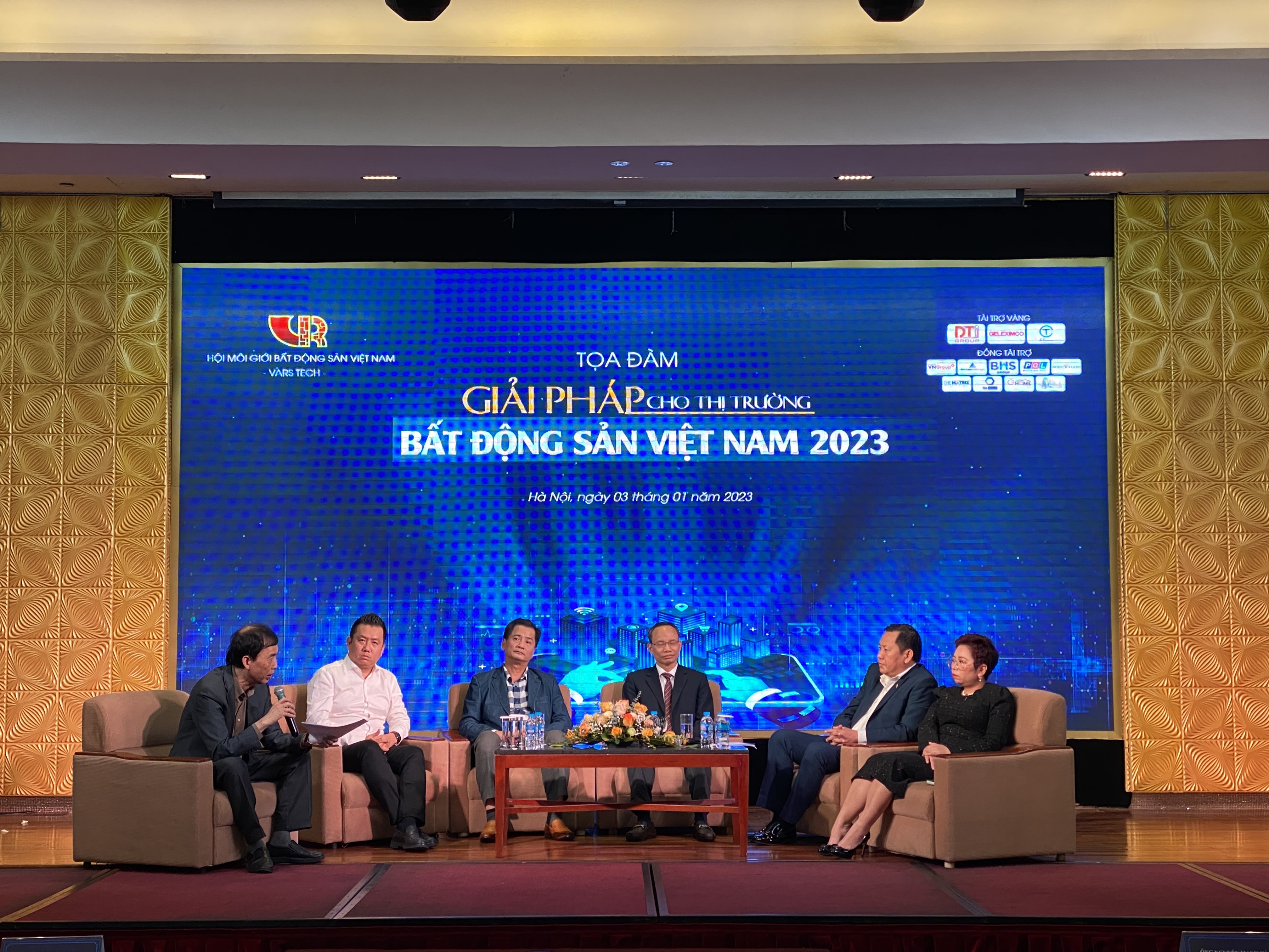 Thị trường bất động sản năm 2022 đã diễn biến với hai gam màu khác biệt