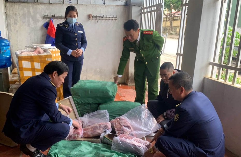 Phát hiện hàng trăm cân thịt trâu hôi thối ở chợ TP.Lai Châu