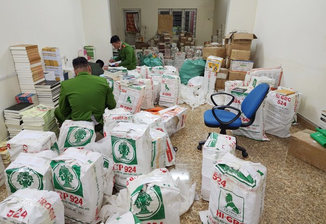 Khởi tố, bắt tạm giam nhóm đối tượng sản xuất 100 tấn sách giả