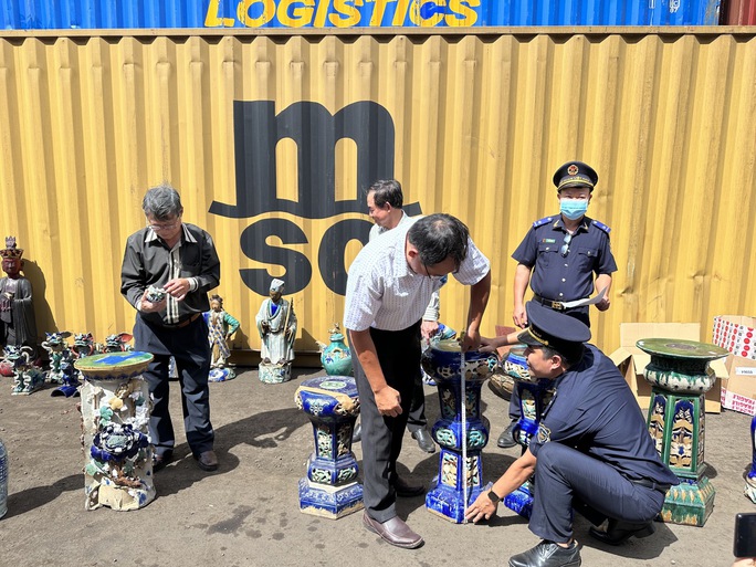 Thu giữ lô đồ cổ 100 năm tuổi nhập lậu từ Pháp