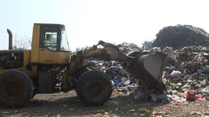 Tiêu hủy hơn 4 tấn thực phẩm không rõ nguồn gốc xuất xứ, bốc mùi