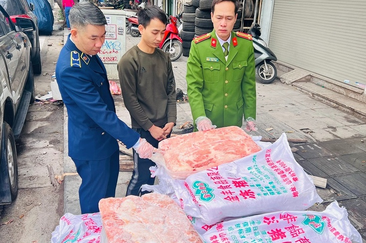 Hà Nội Phát hiện và thu giữ 1 tấn nầm lợn thối đang vận chuyển đi tiêu thụ