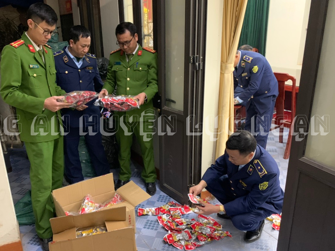 Phát hiện kịp thời hai tấn chân gà không rõ nguồn gốc 