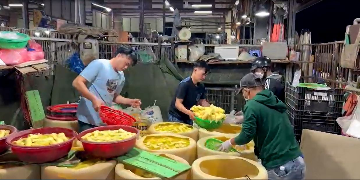 Phát hiện 3 cơ sở ngâm hóa chất tẩy trắng măng, ngó sen ở chợ Bình Điền