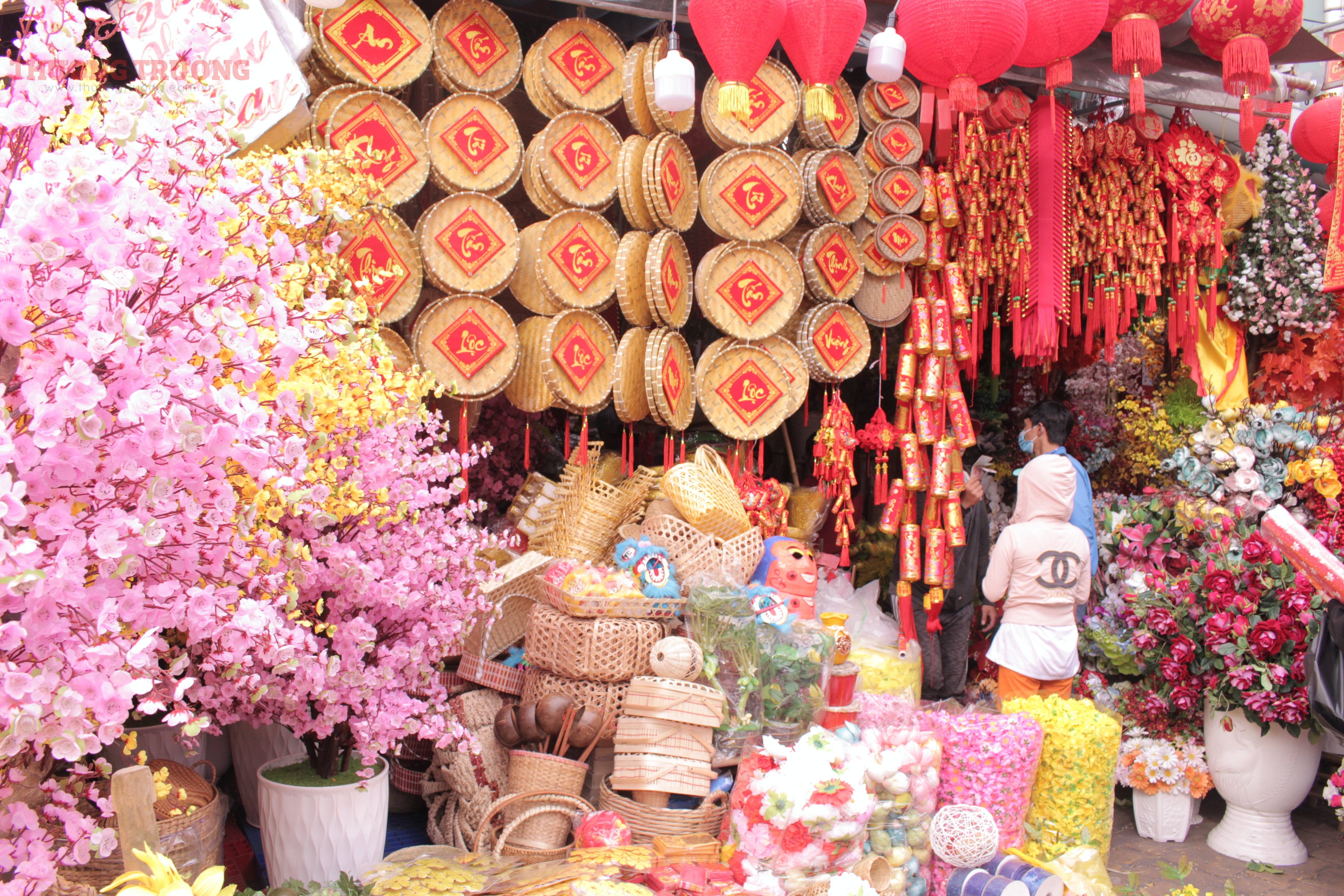 Phố bán đồ trang trí Tết nhộn nhịp những ngày cuối năm