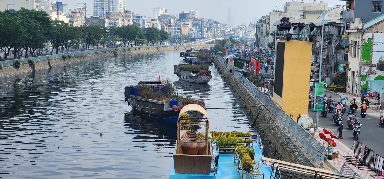 Thuyền hoa từ miền Tây nô nức cập bến chợ hoa Xuân lớn nhất Sài Gòn
