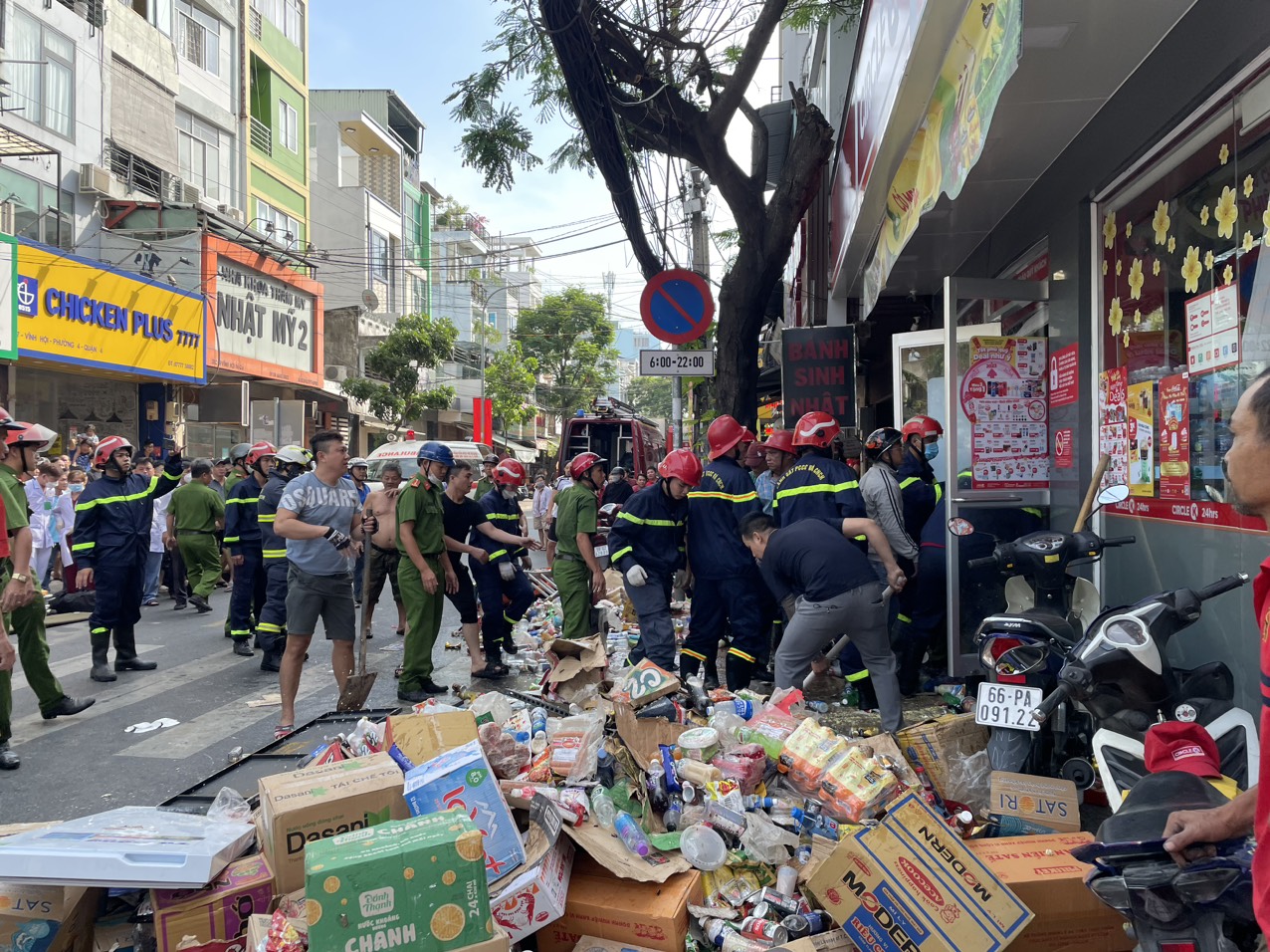Hiện trường vụ sập cửa hàng Circle K Lực lượng chức năng vẫn cật lực thực hiện công tác tìm kiếm nạn nhân