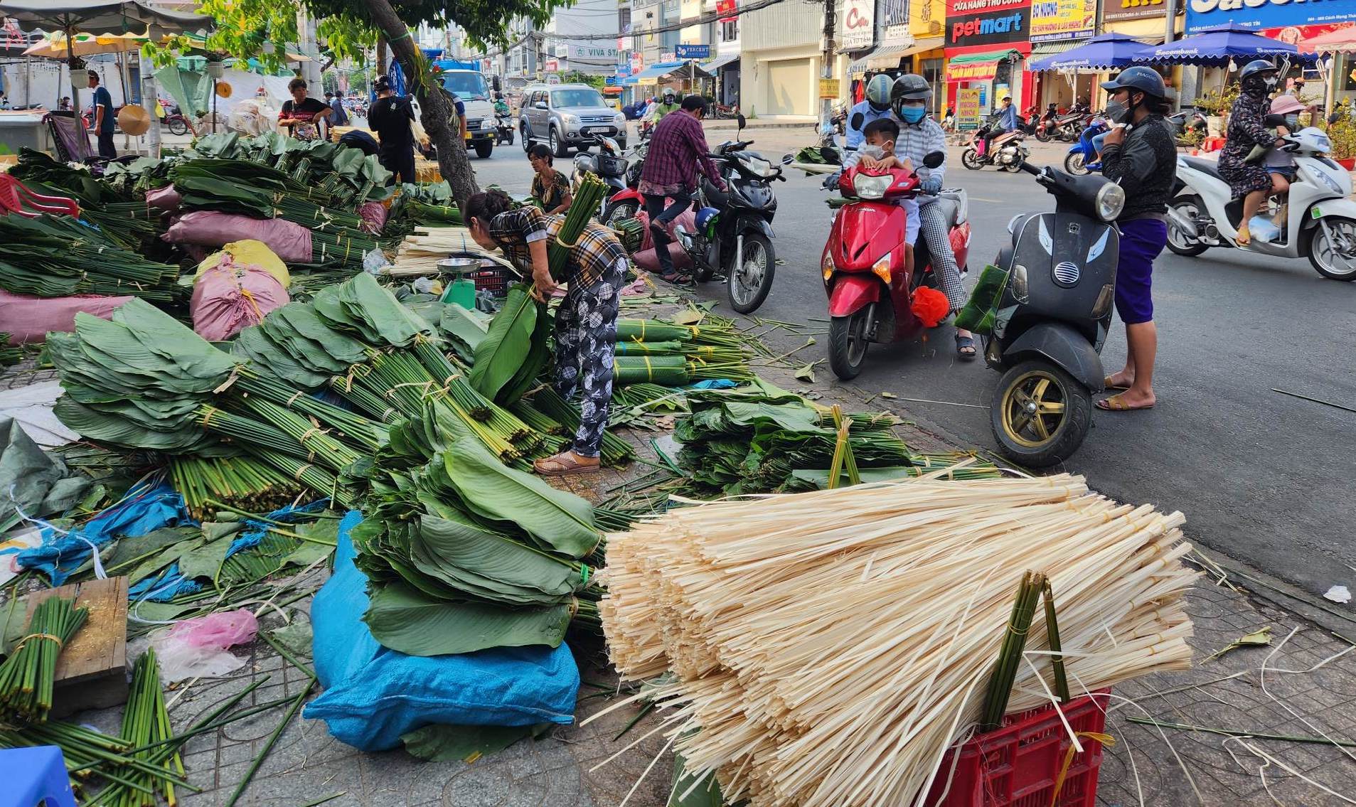 Nhộn nhịp chợ lá dong duy nhất ở Sài Gòn những ngày giáp Tết