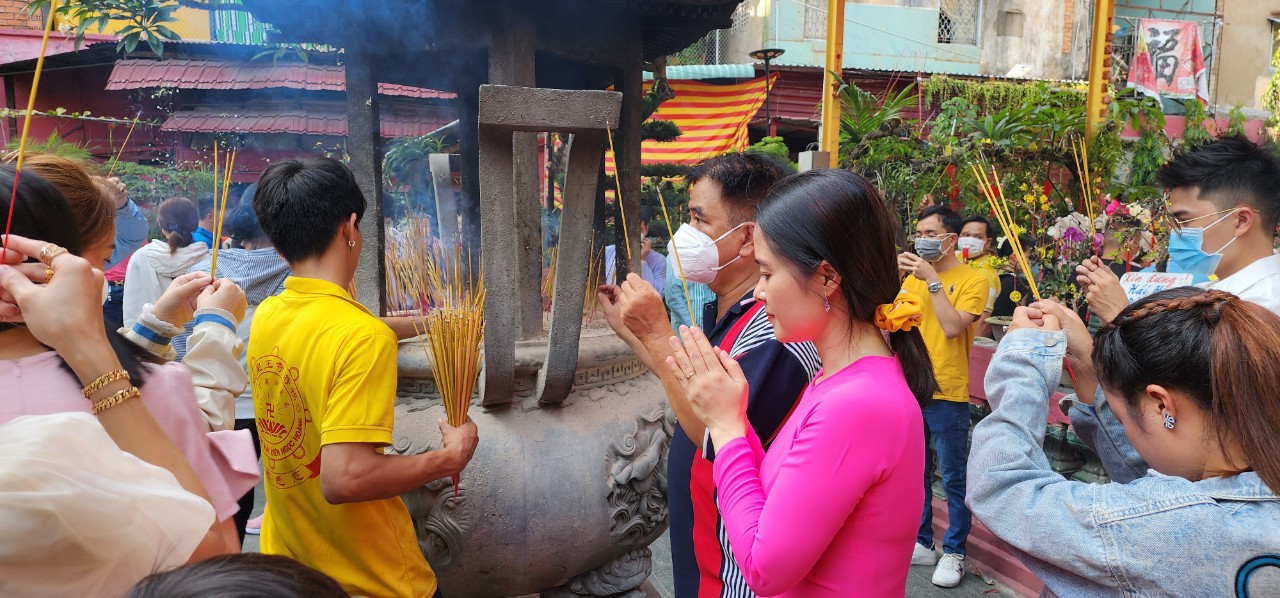 TP.HCM Người dân nô nức đi lễ chùa ngày Mùng 1 Tết