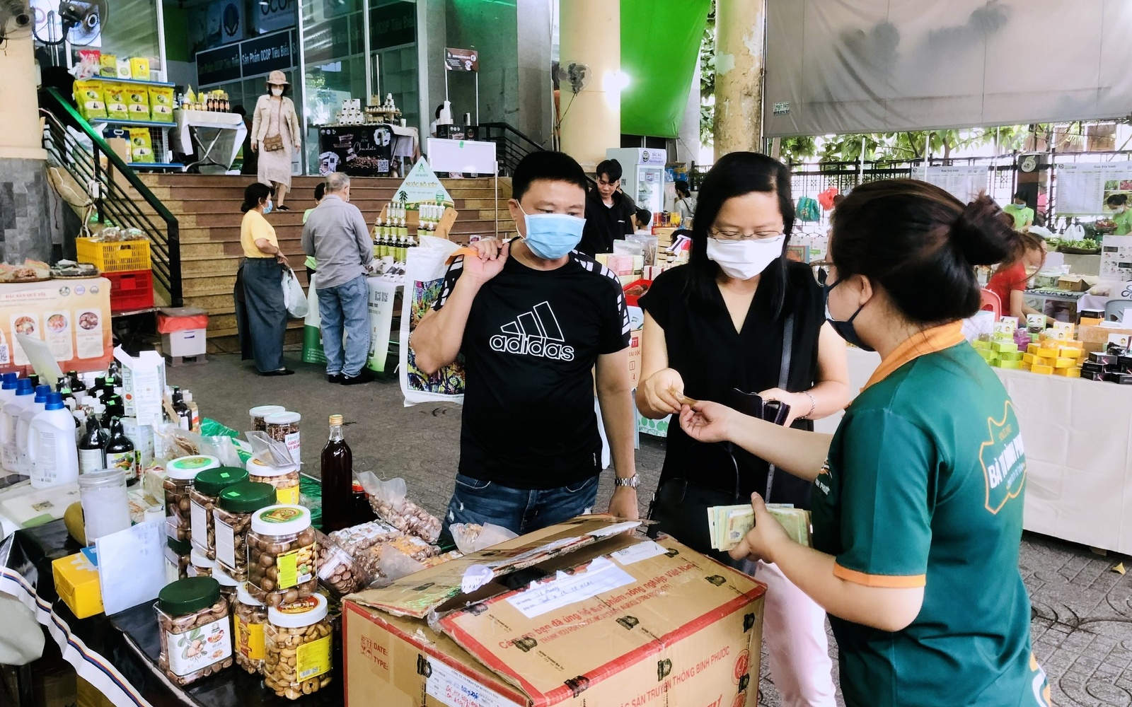 Nhiều gia đình cân nhắc chi tiêu khiến sức mua không tăng trong dịp Tết