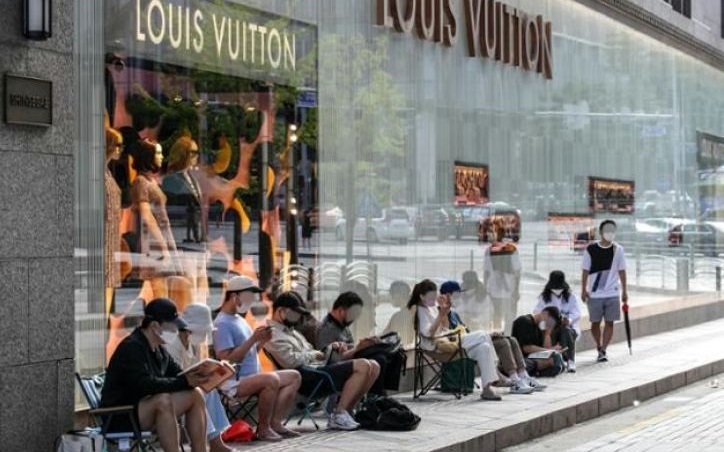 Giới trẻ Hàn Quốc đổ xô mua hàng xa xỉ