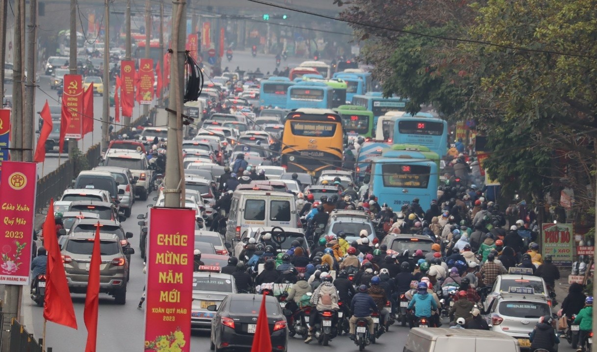 Giao thông Hà Nội ùn ứ kéo dài trong ngày cuối cùng nghỉ Tết Nguyên đán 2023