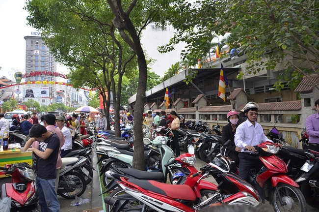 Yêu cầu kiểm soát giá dịch vụ trông xe, vé tham quan lễ hội sau Tết Quý Mão