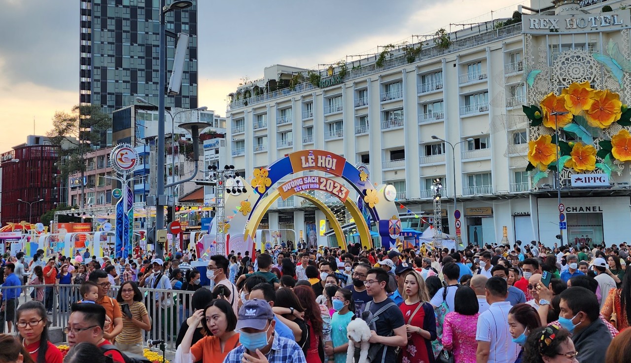 TP.HCM Đường sách Tết Quý Mão thu hút hơn 800.000 lượt khách, doanh thu 8,2 tỉ đồng