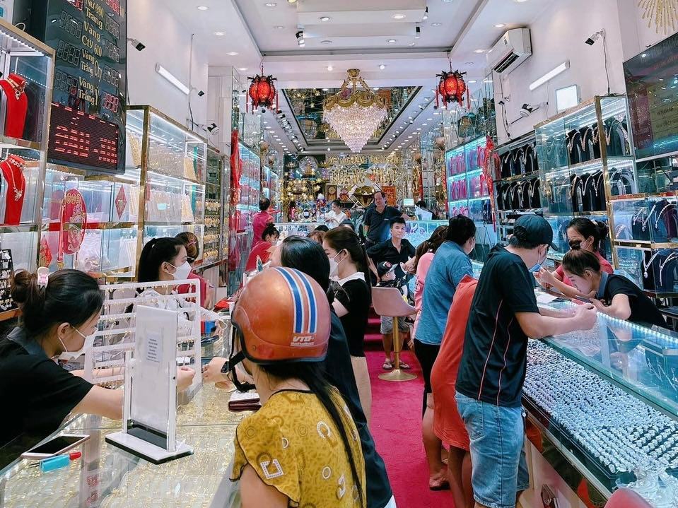 Ngày vía Thần tài 2023 Giá vàng giảm sâu, người dân TP.HCM chen nhau mua vàng cầu may