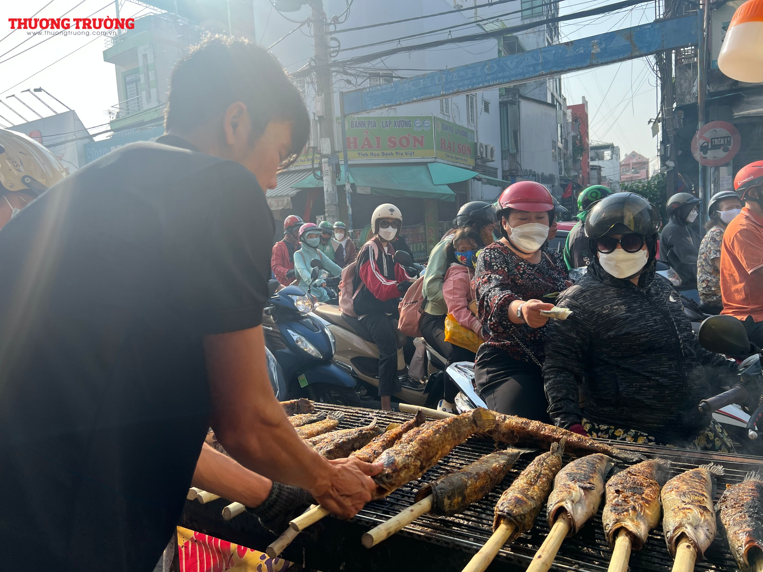 Cá lóc nướng hút khách, tấp nập người mua trong ngày vía Thần tài
