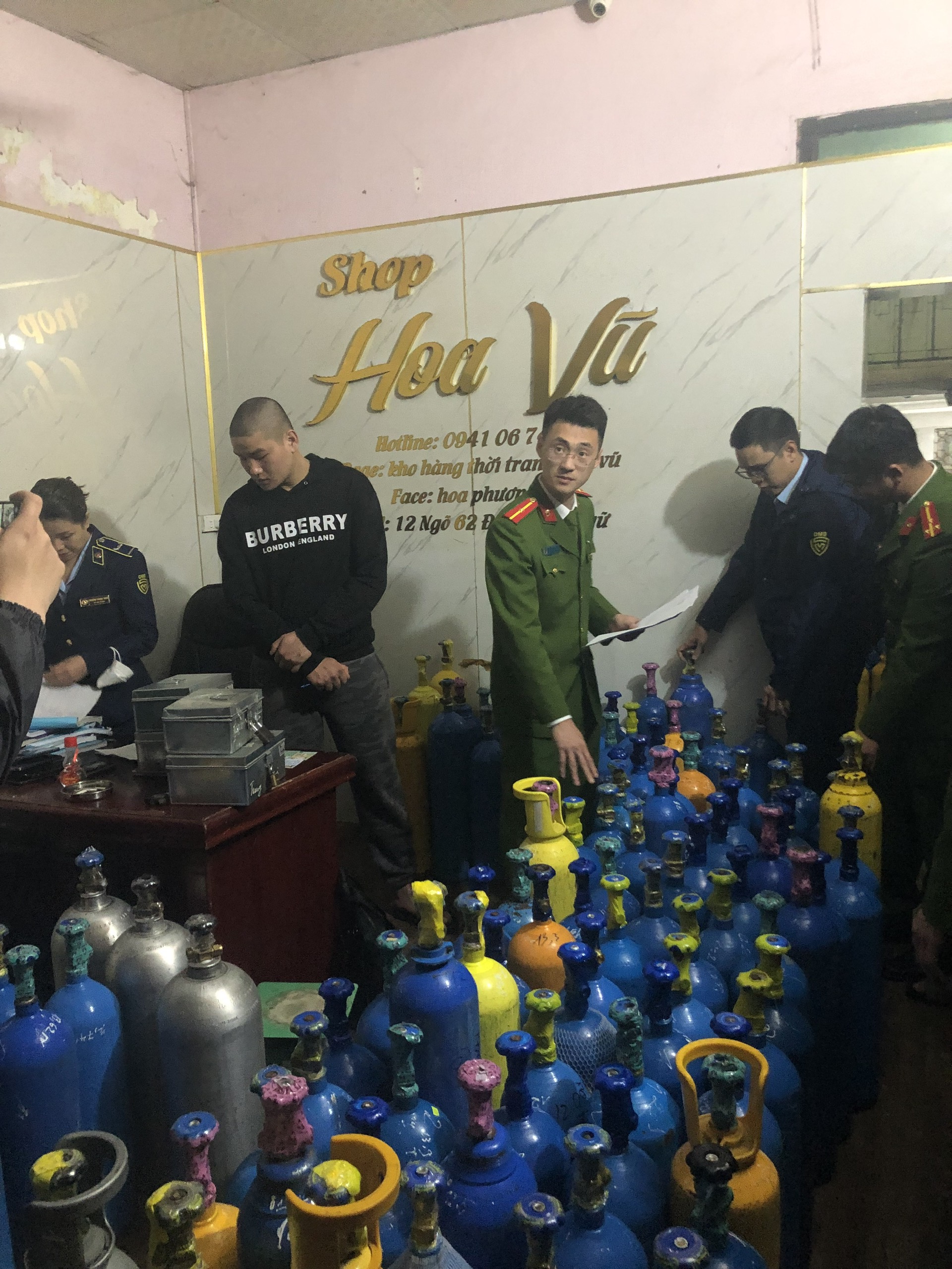 Tạm giữ hơn 200 bình khí N2O các loại không rõ nguồn gốc xuất xứ tại Hà Nội