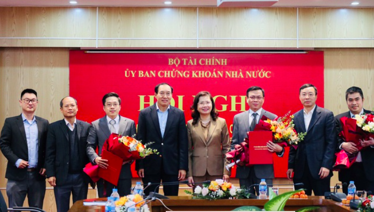Trao quyết định bổ nhiệm nhân sự chủ chốt Ủy ban Chứng khoán Nhà nước