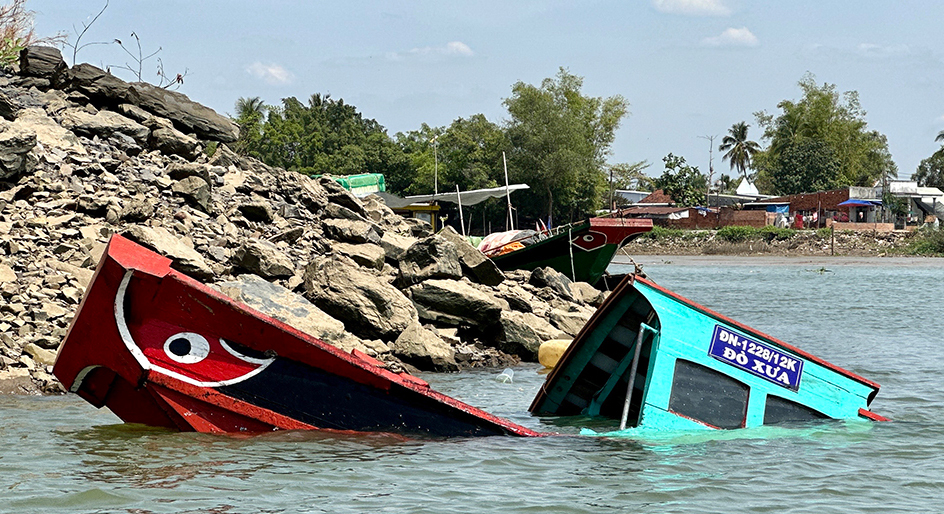 Thuyền chở 12 khách đi chùa xảy ra va chạm với sà lan khiến 1 người tử vong