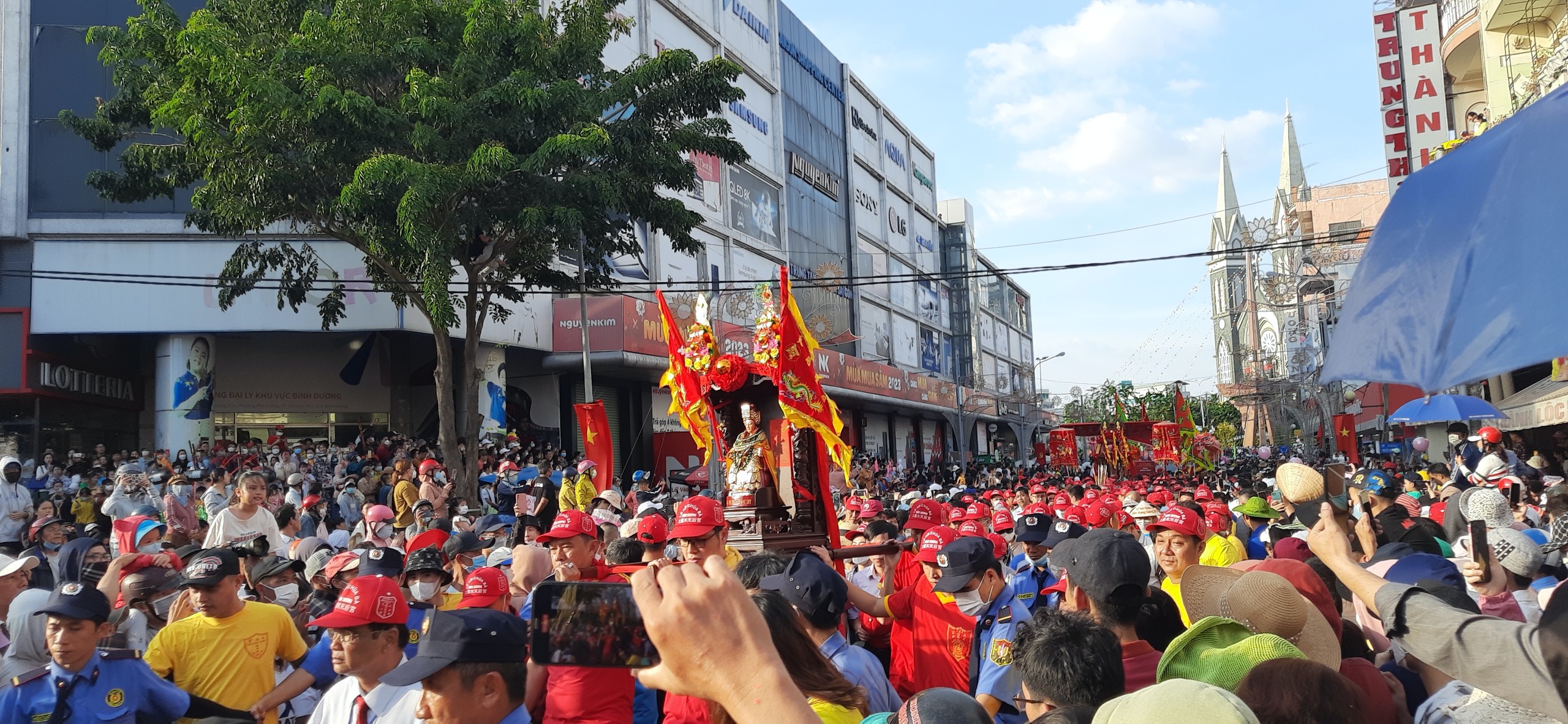 Ảnh Biển người chen lấn cầu may ngày rằm tháng Giêng tại chùa Bà Bình Dương