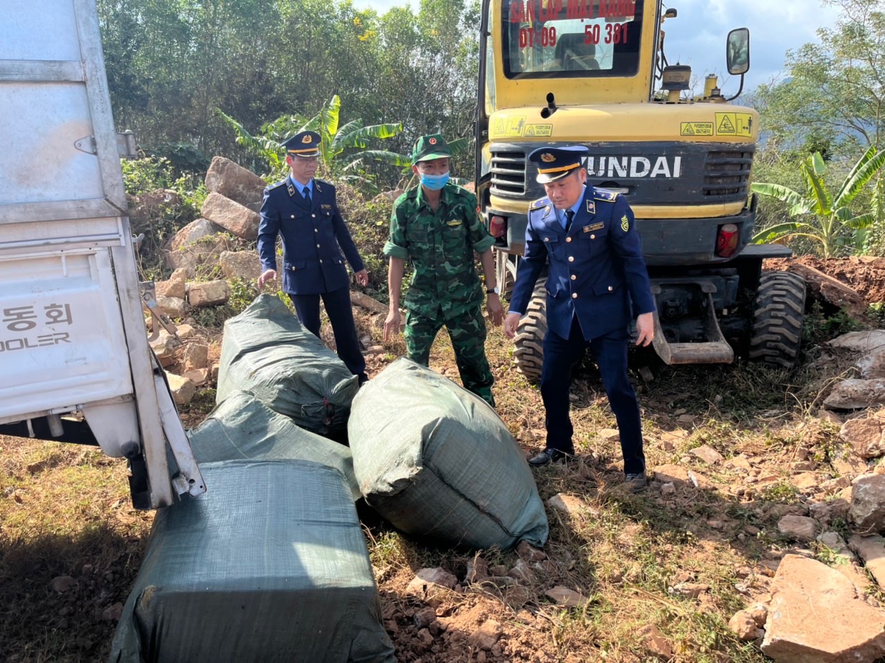 Phát hiện 1,7 tấn nội tạng lợn bốc mùi hôi thối đang trên đường tiêu thụ