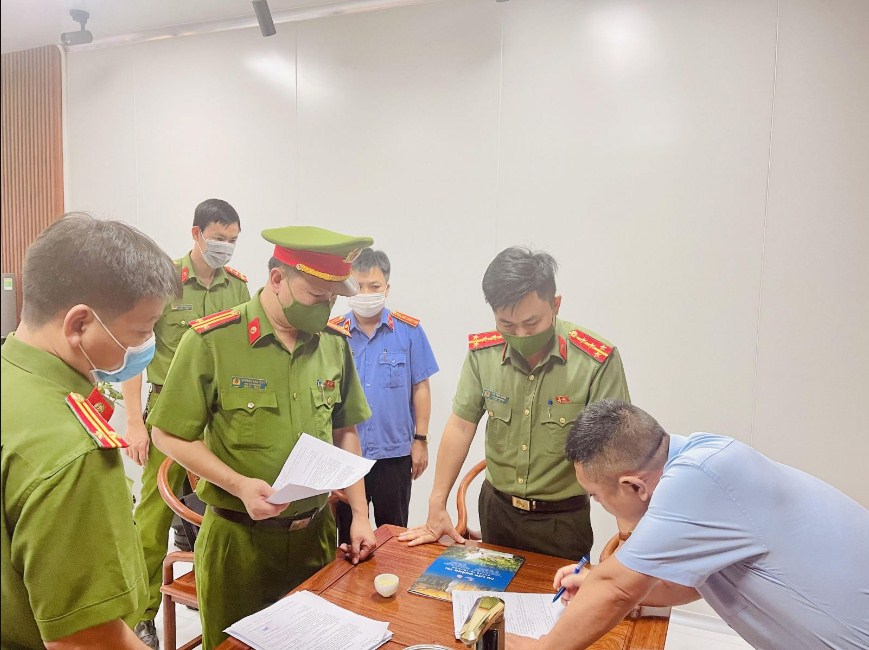 Hà Nội Chuyển hồ sơ vụ buôn bán keo giả mạo nhãn hiệu cho cơ quan Công an