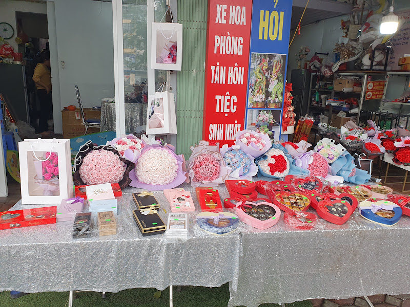 Thị trường quà tặng Valentine Hoa tươi tăng giá, đa dạng mẫu quà tặng 