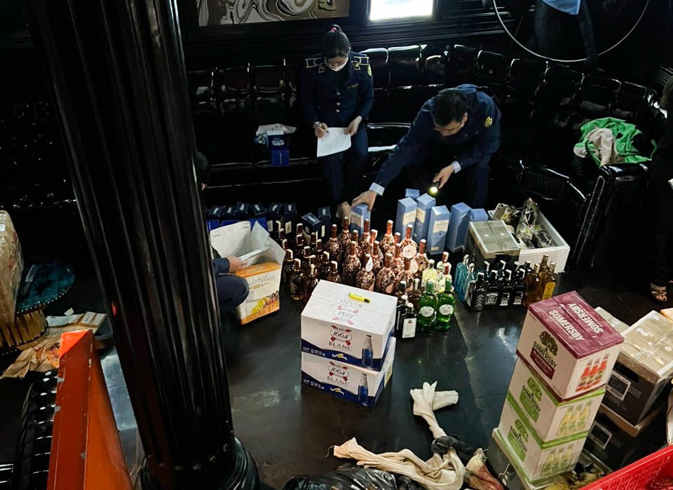 Số lượng lớn khí cười, rượu lậu bị thu giữ tại Hà Nội