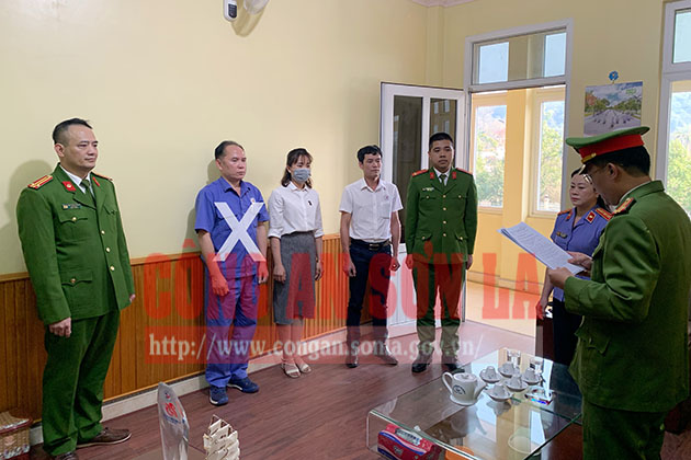 Khởi Giám đốc và cán bộ tại Trung tâm đăng kiểm 26.01D tỉnh Sơn La