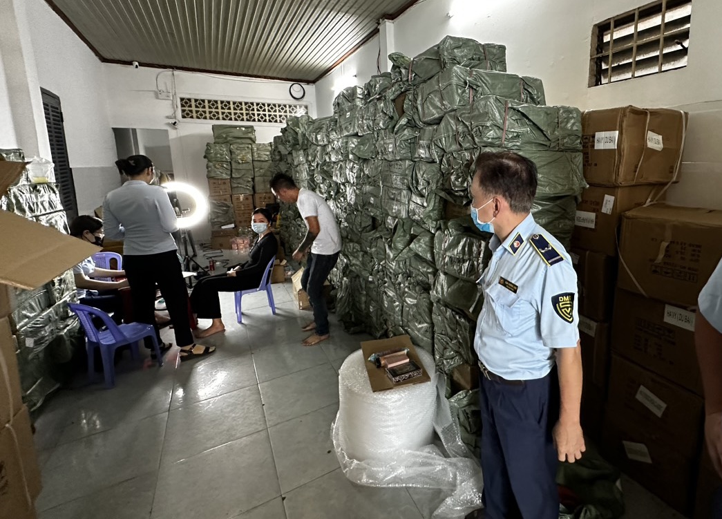 Phát hiện số lượng lớn nước hoa, mỹ phẩm có dấu hiệu vi phạm tại TP. HCM