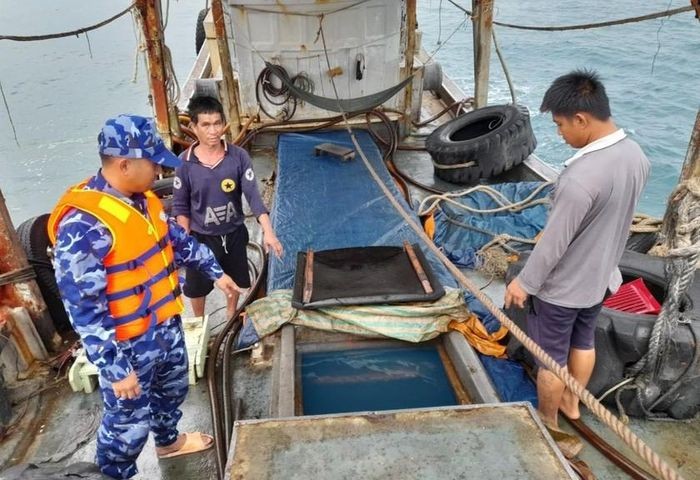 Bắt giữ tàu cá vận chuyển hàng hóa không rõ nguồn gốc
