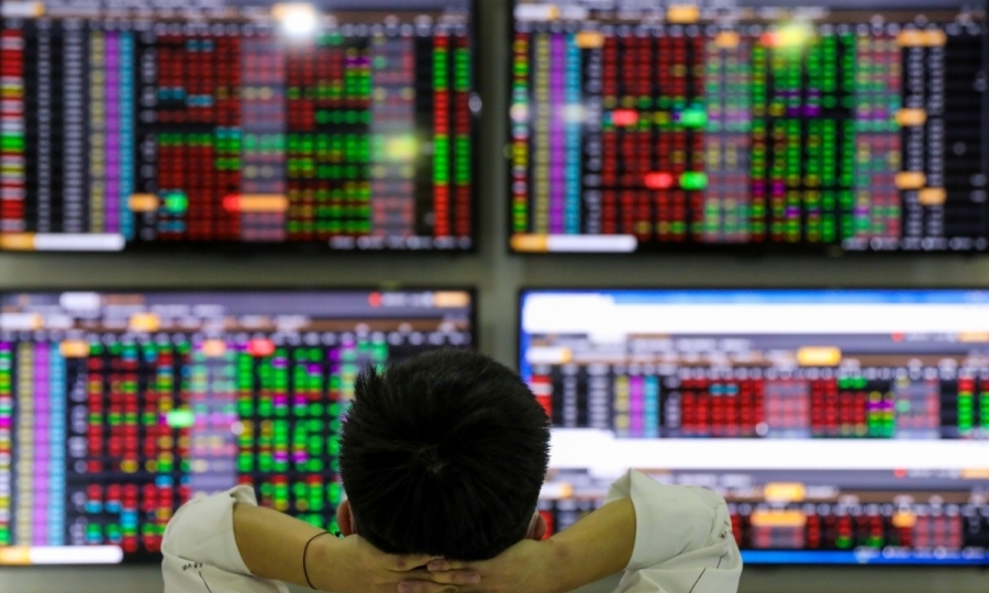 Chứng khoán ngày 212 Áp chốt lời ngắn hạn, VN Index đảo chiều về sát mốc 1.080