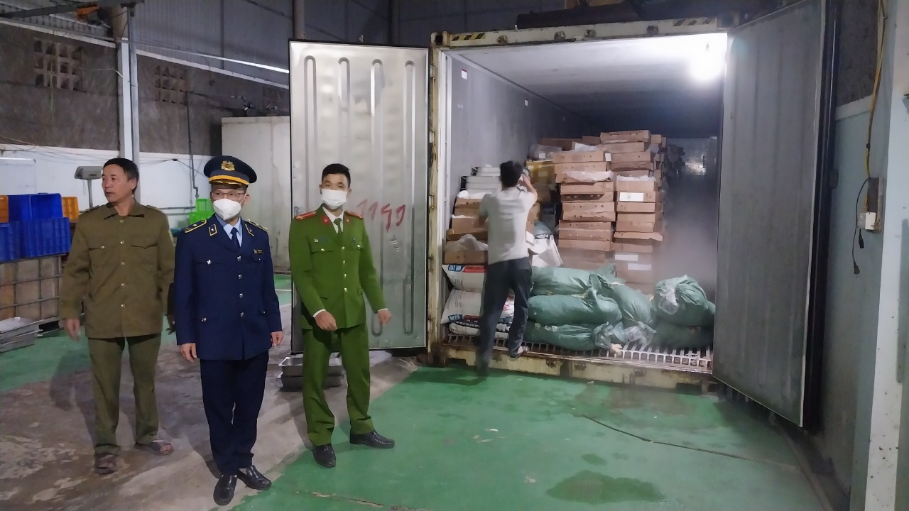 Tiêu hủy gần 10 tấn nguyên liệu, thực phẩm không rõ nguồn gốc, xuất xứ