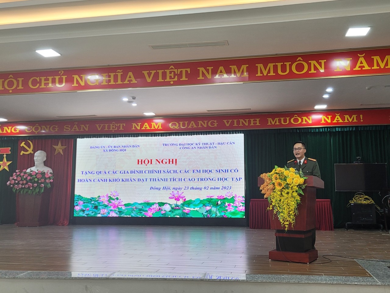 Trao tặng 100 suất quà tới các gia đình chính sách