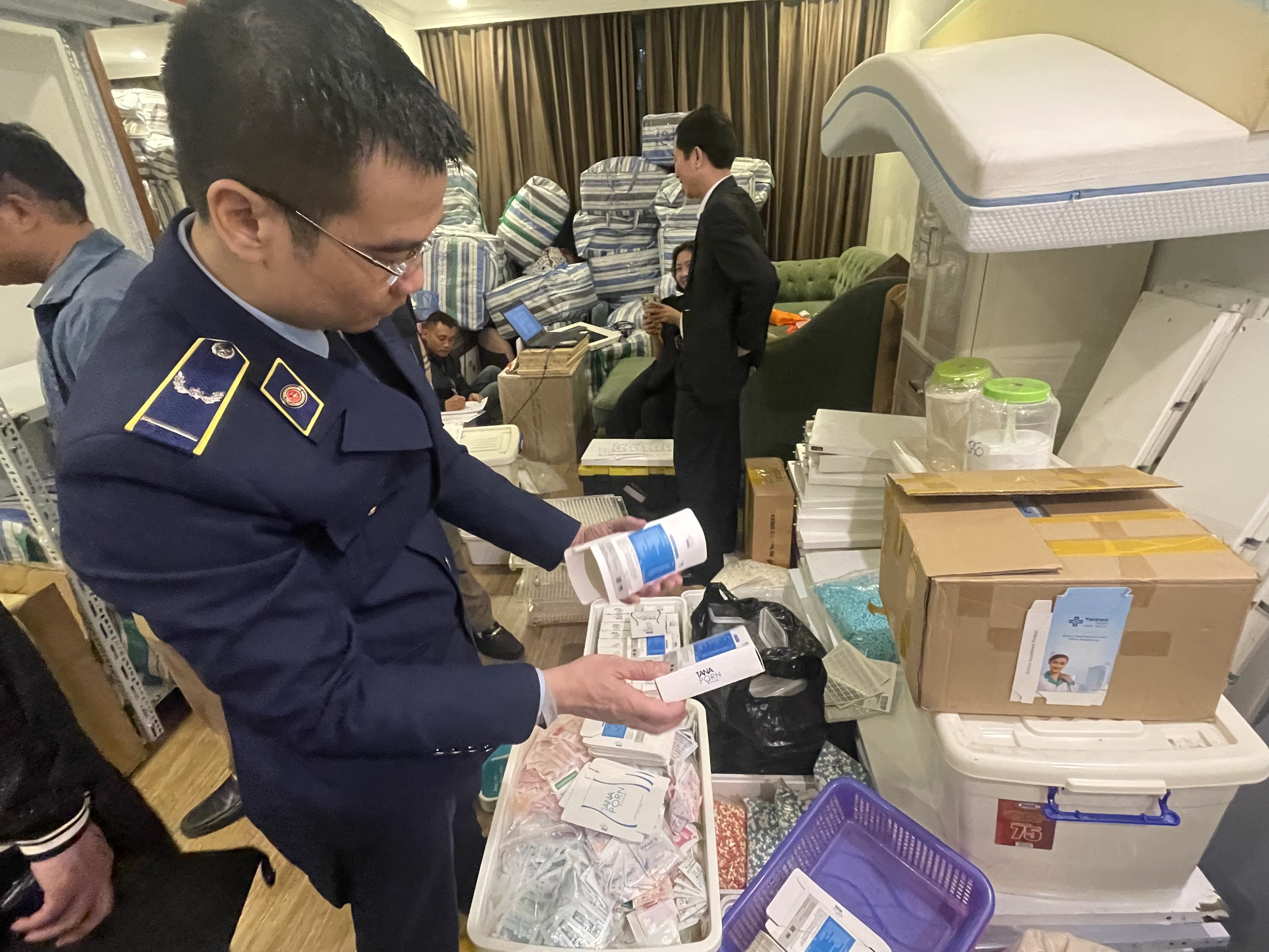 3 tấn nguyên liệu thuốc và thực phẩm chức năng bị thu giữ tại Khu đô thị Time City