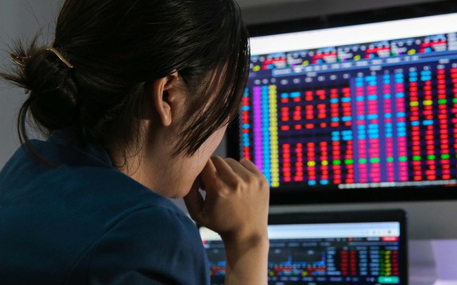 Chứng khoán ngày 242 Sắc đỏ lan rộng, VN-Index tiếp đà giảm đến hơn 14 điểm