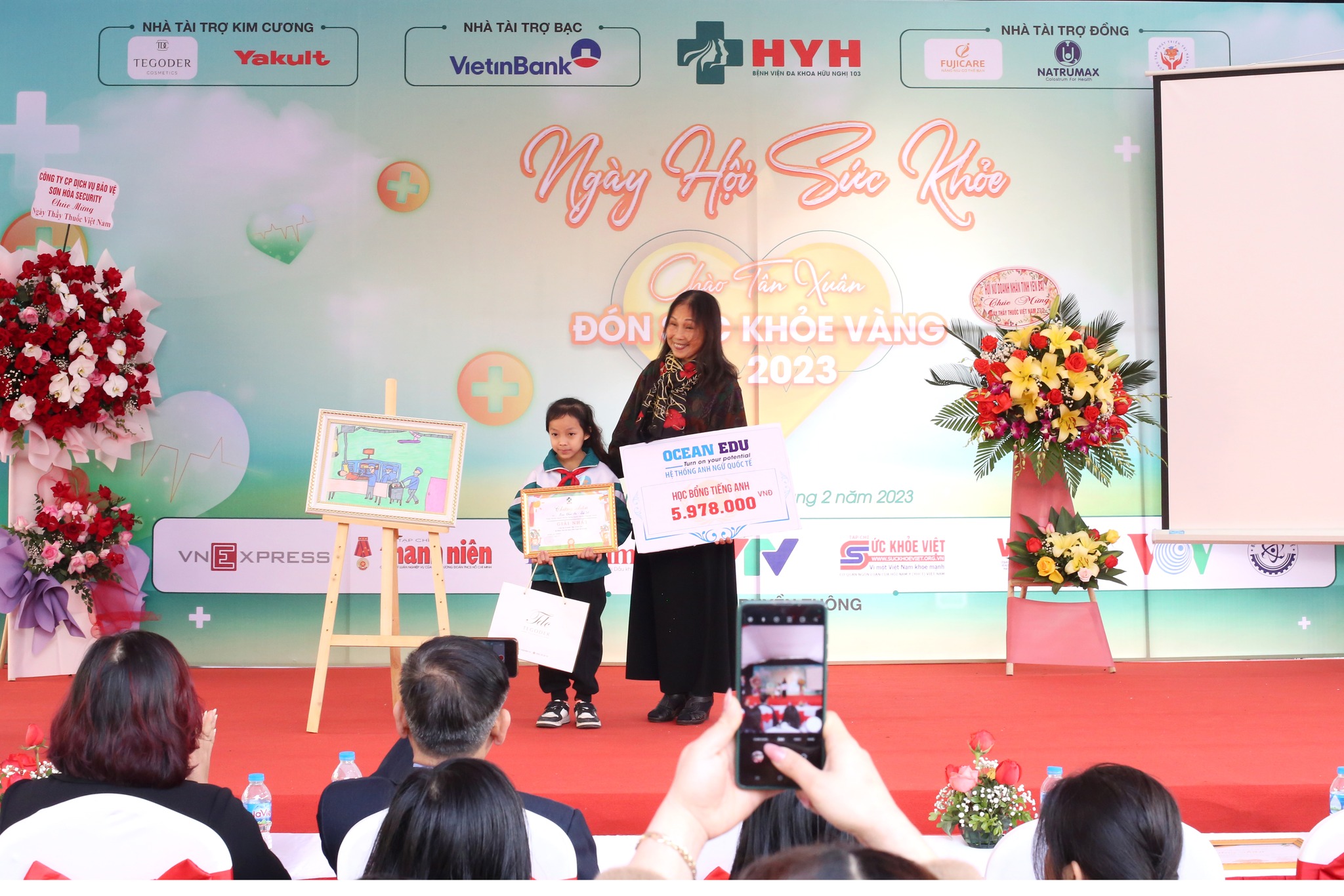 Học sinh hào hứng tham gia Cuộc thi vẽ tranh Bác sĩ em yêu do Bệnh Viện Đa Khoa Hữu Nghị 103 Yên Bái tổ chức