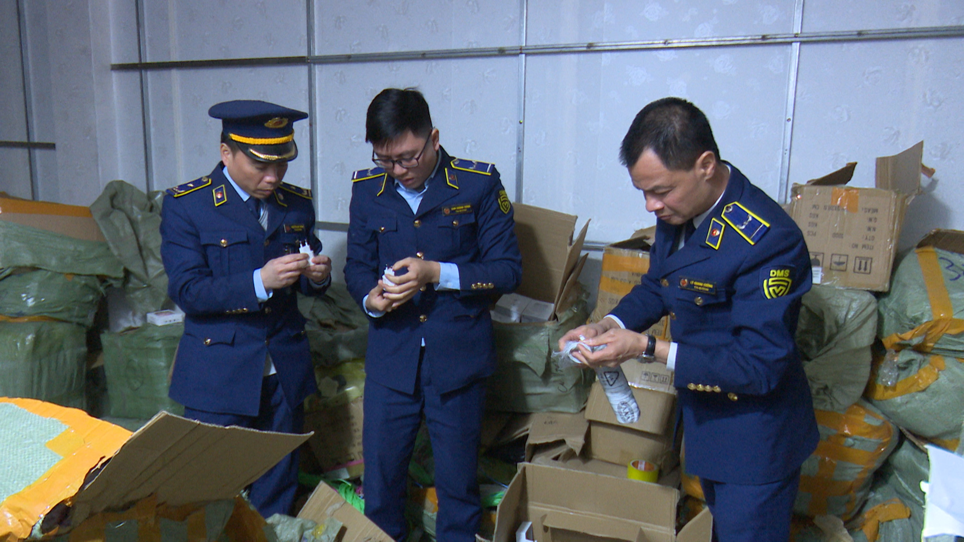 Phát hiện kho chứa gần 100.000 sản phẩm điện tử có dấu hiệu giả mạo, nhập lậu