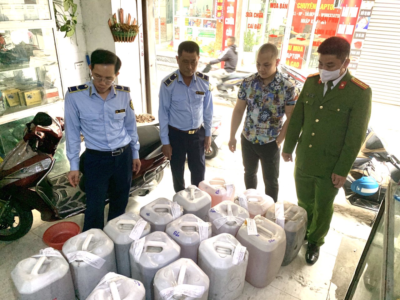 Hà Nội Phát hiện tạm giữ hàng trăm lít rượu màu thủ công không rõ nguồn gốc