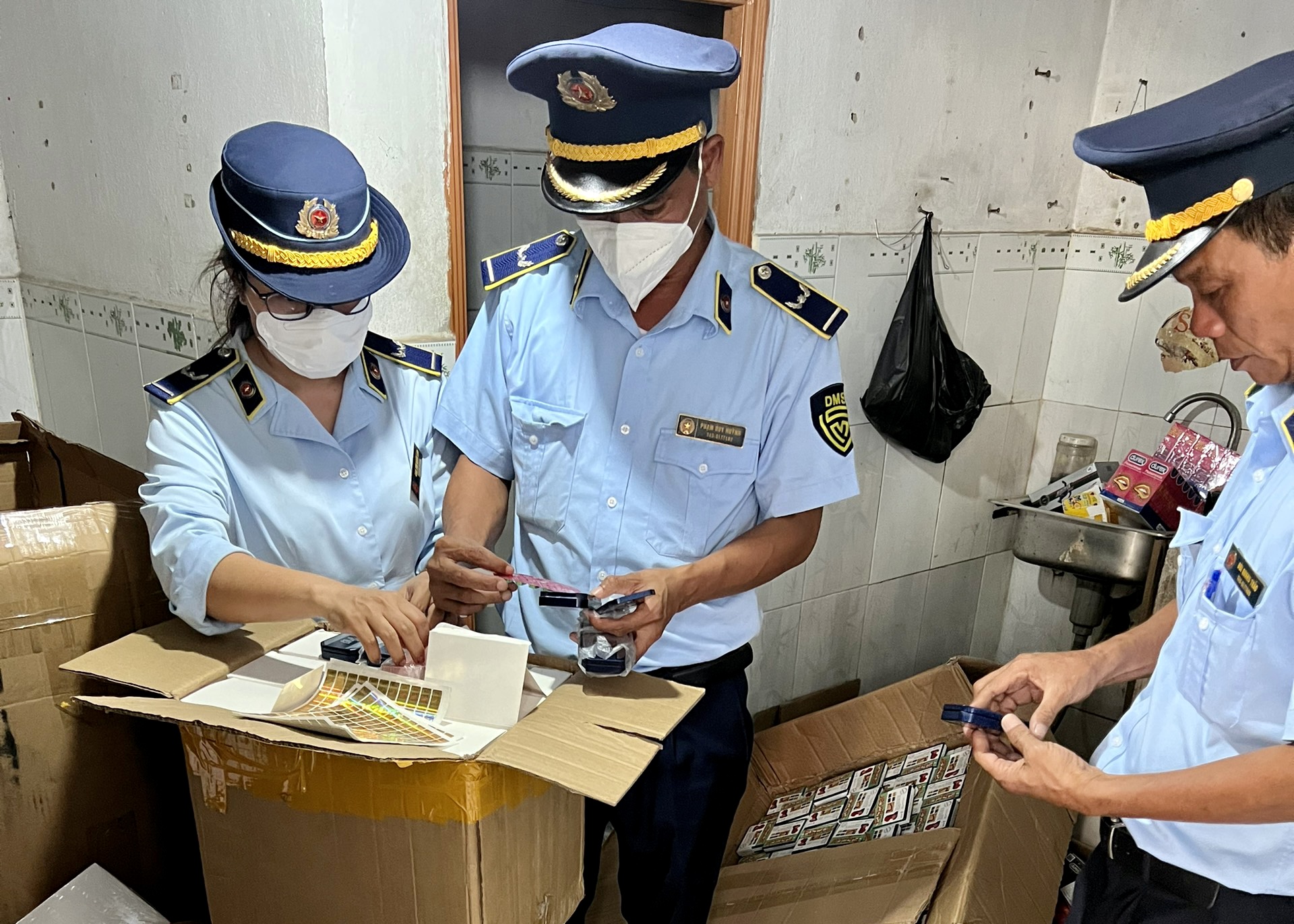 Phát hiện số lượng lớn bao cao su, thuốc cường dương có dấu hiệu giả mạo