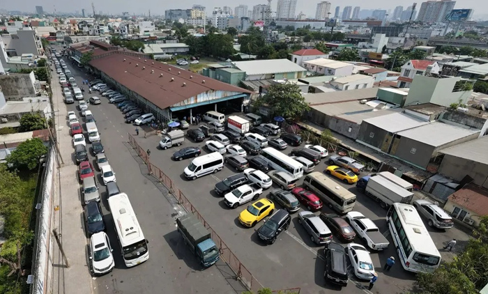 Tăng ca, kíp để đáp ứng nhu cầu kiểm định của người dân