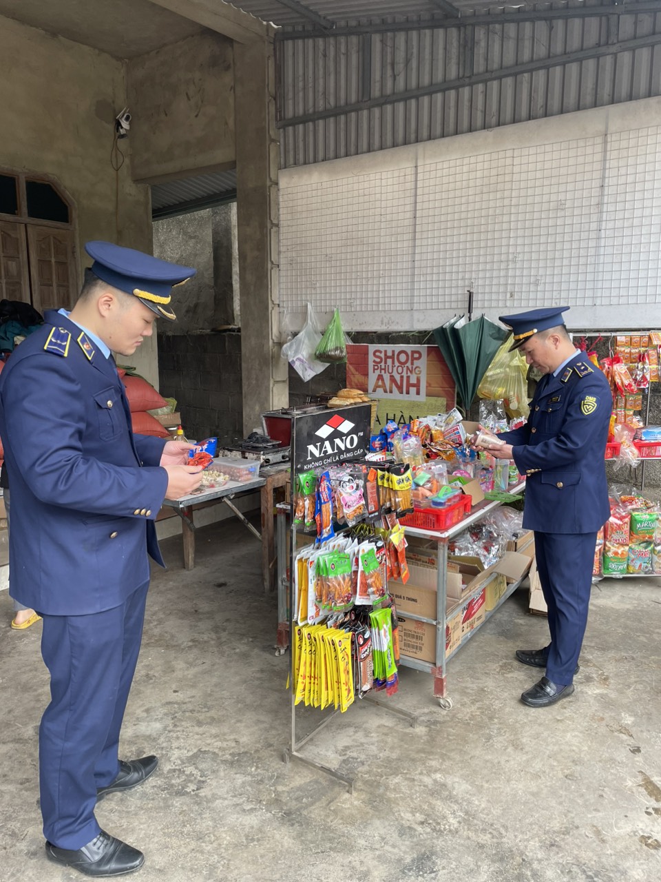 Phát hiện, xử lý các sản phẩm chân gà ăn liền, trà sữa nhập lậu